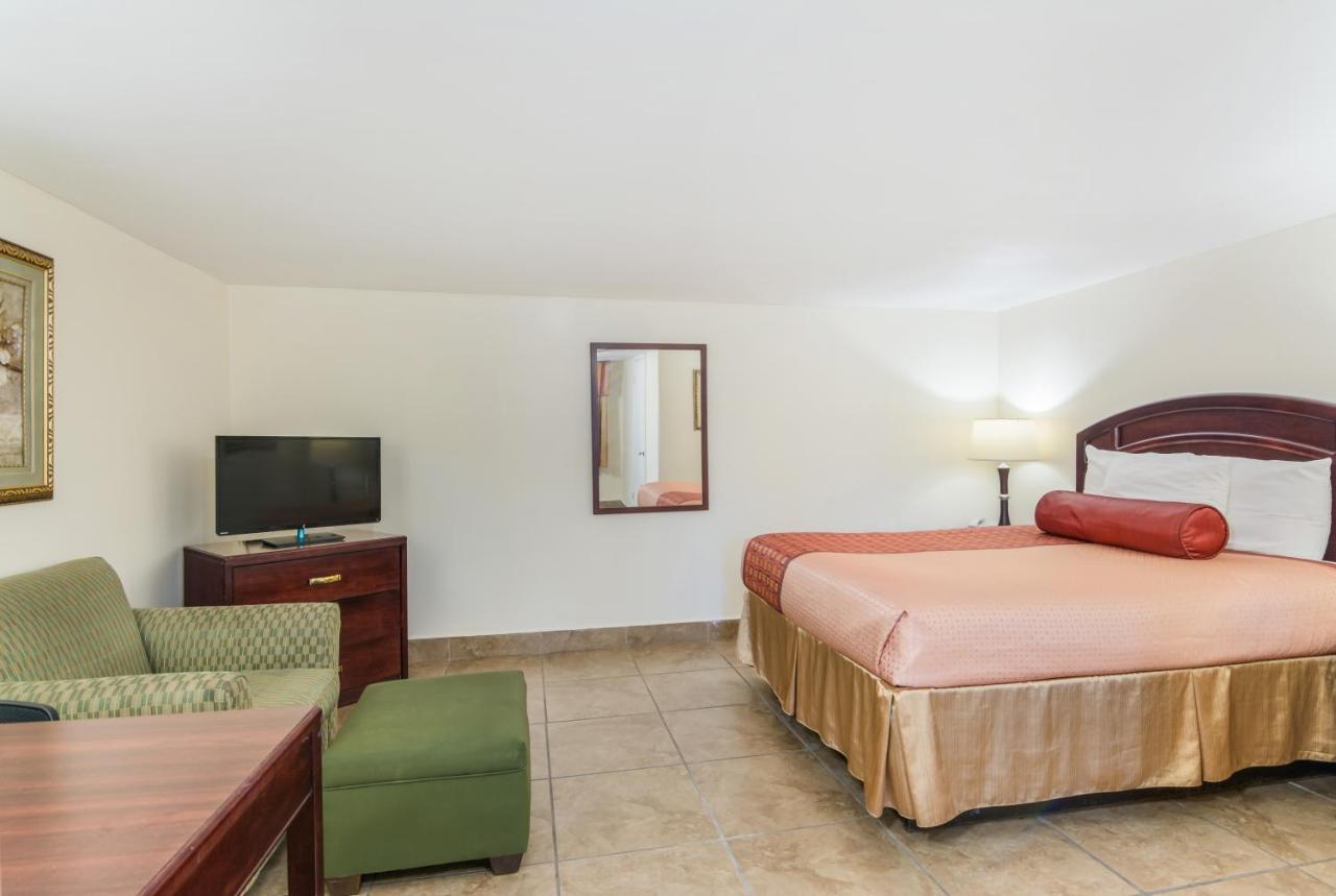 Rodeway Inn Weedsport Екстер'єр фото