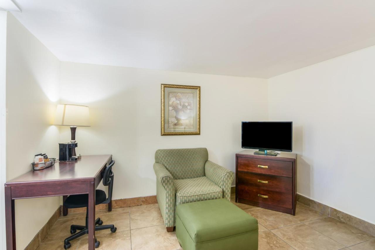 Rodeway Inn Weedsport Екстер'єр фото
