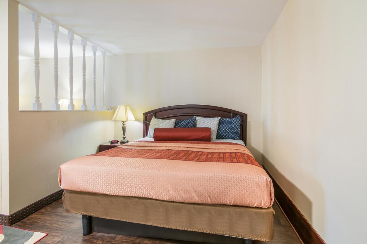 Rodeway Inn Weedsport Екстер'єр фото