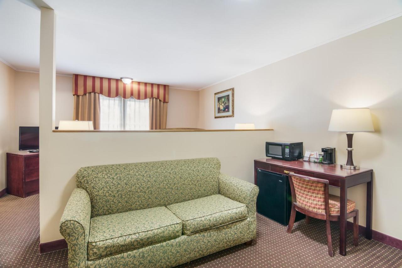 Rodeway Inn Weedsport Екстер'єр фото