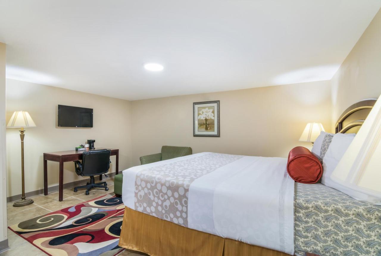 Rodeway Inn Weedsport Екстер'єр фото