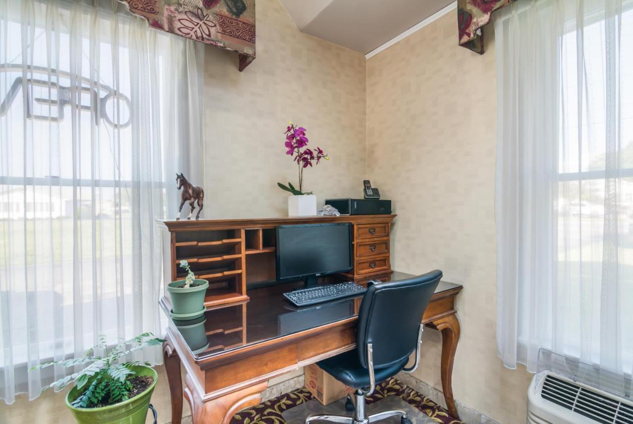 Rodeway Inn Weedsport Екстер'єр фото
