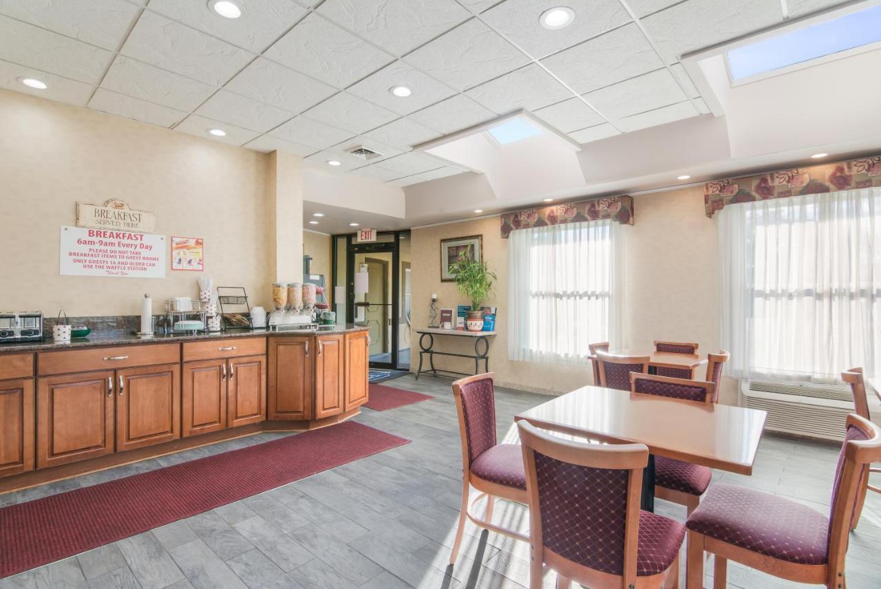 Rodeway Inn Weedsport Екстер'єр фото