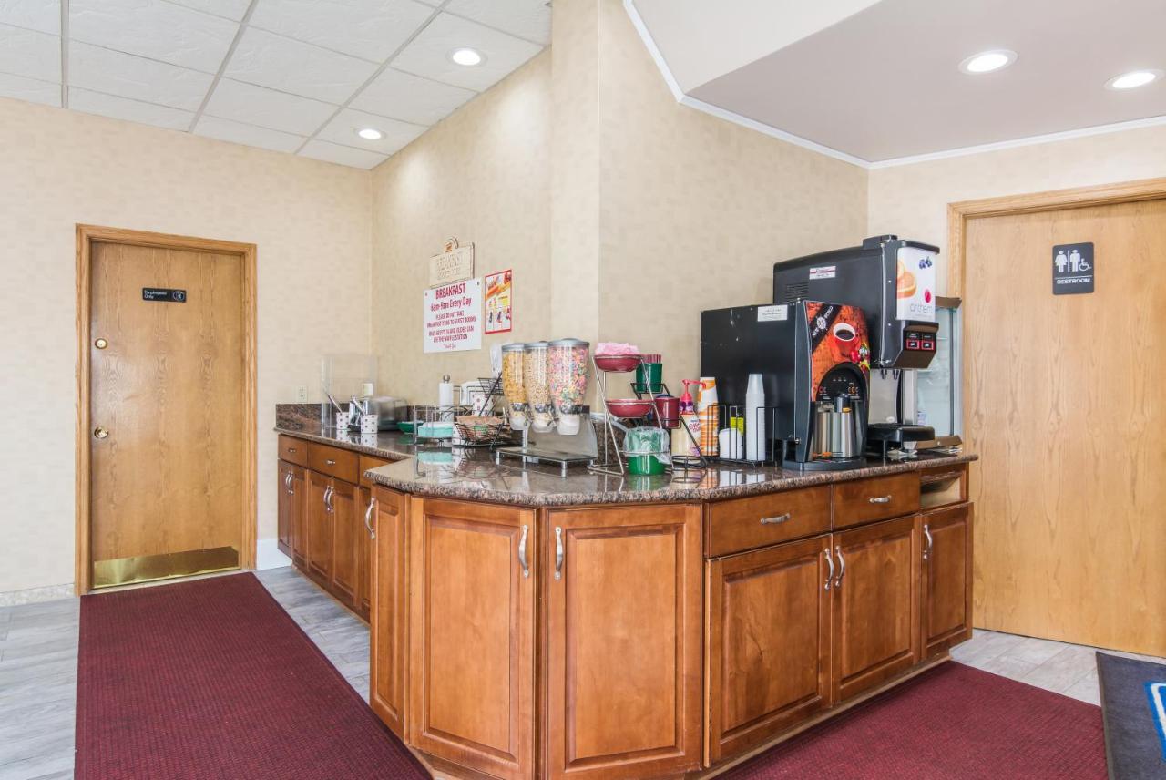 Rodeway Inn Weedsport Екстер'єр фото