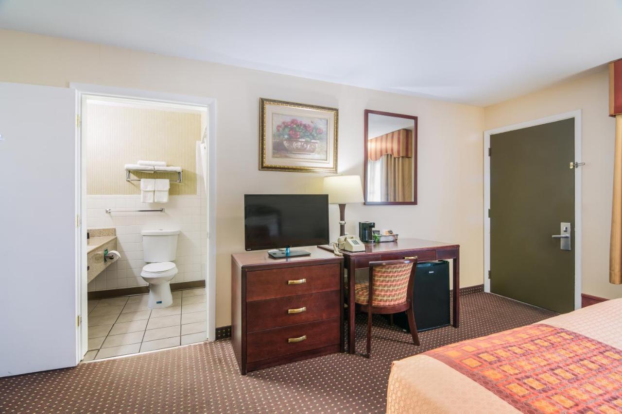 Rodeway Inn Weedsport Екстер'єр фото