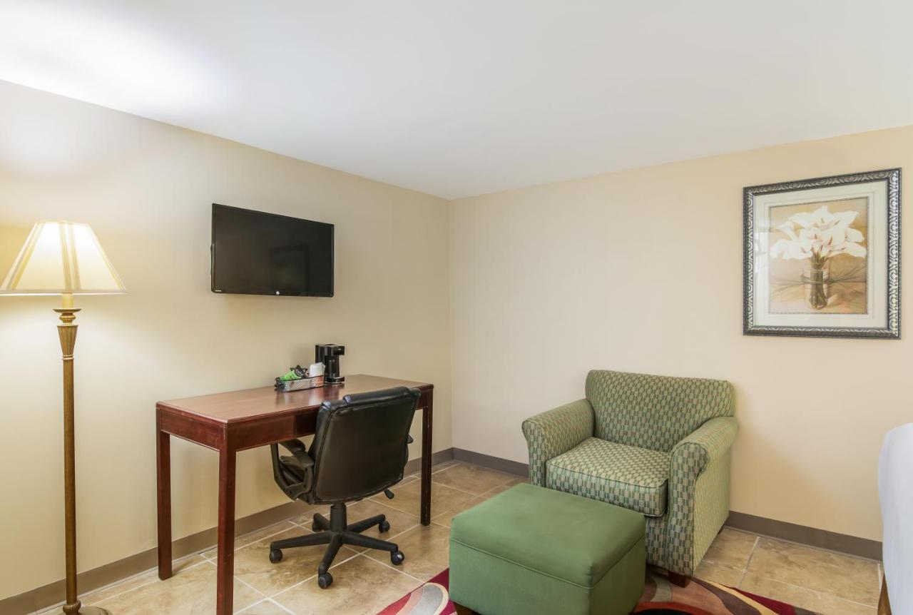 Rodeway Inn Weedsport Екстер'єр фото