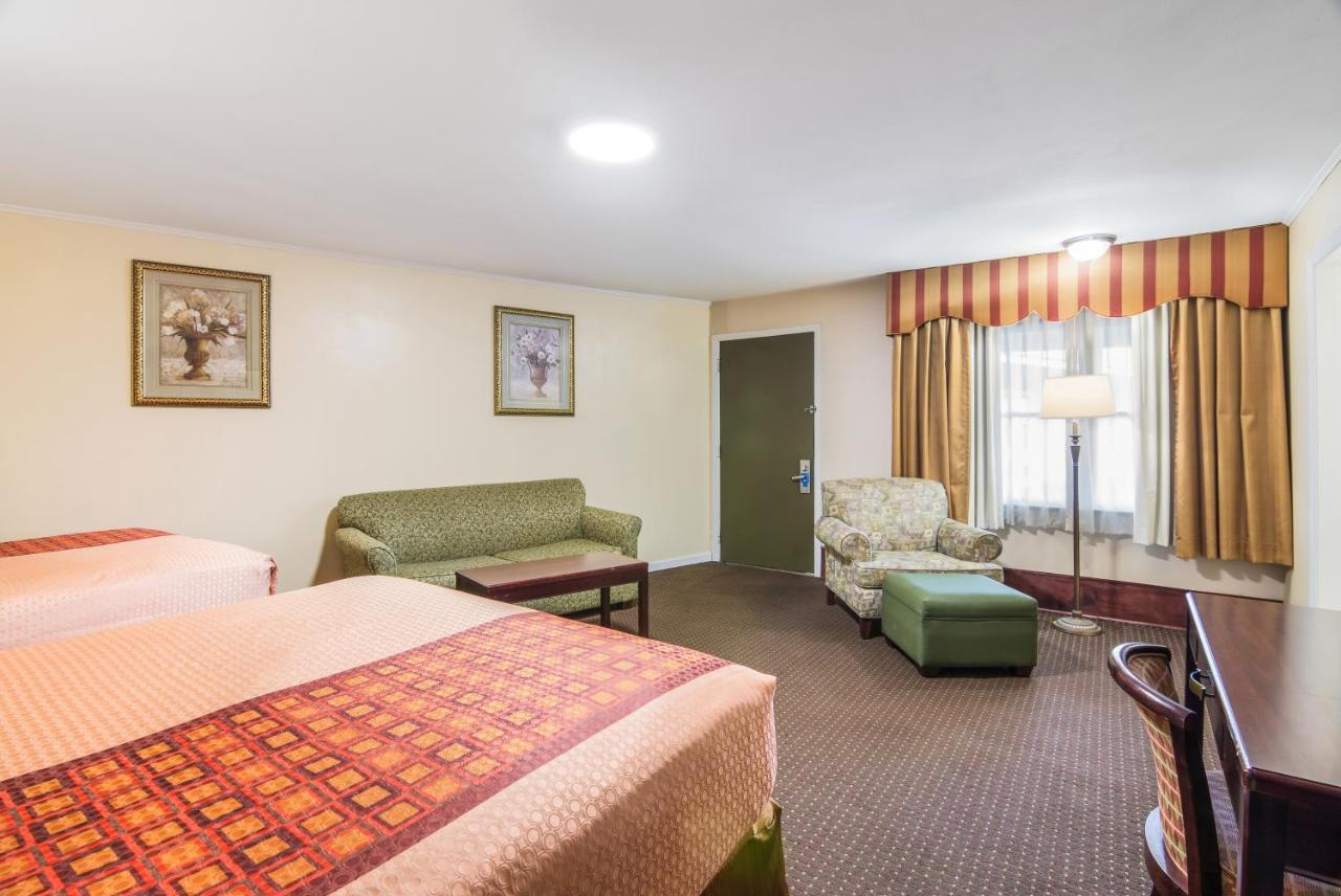 Rodeway Inn Weedsport Екстер'єр фото