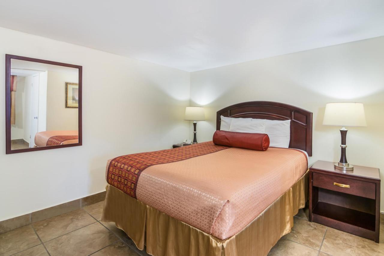 Rodeway Inn Weedsport Екстер'єр фото