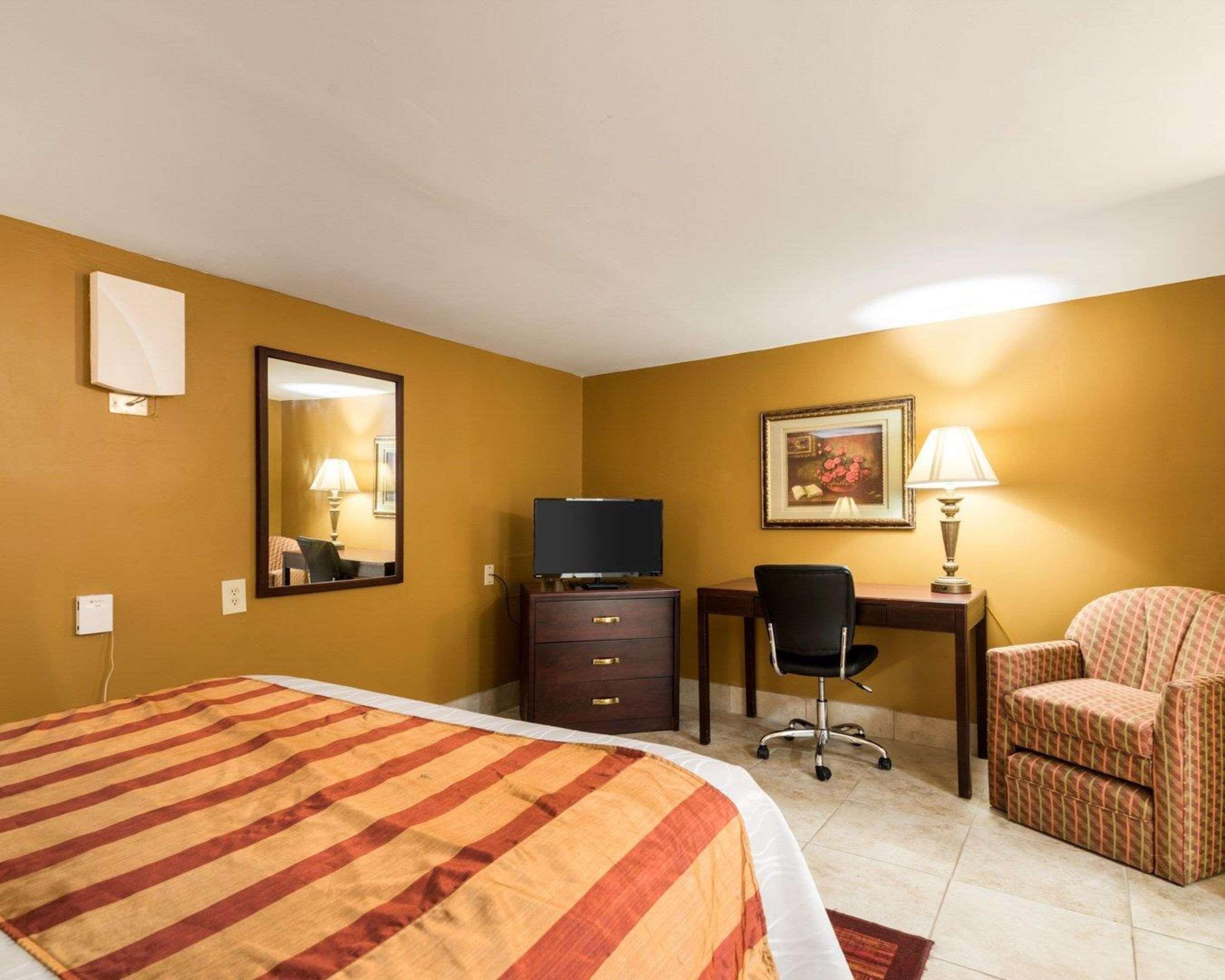 Rodeway Inn Weedsport Екстер'єр фото