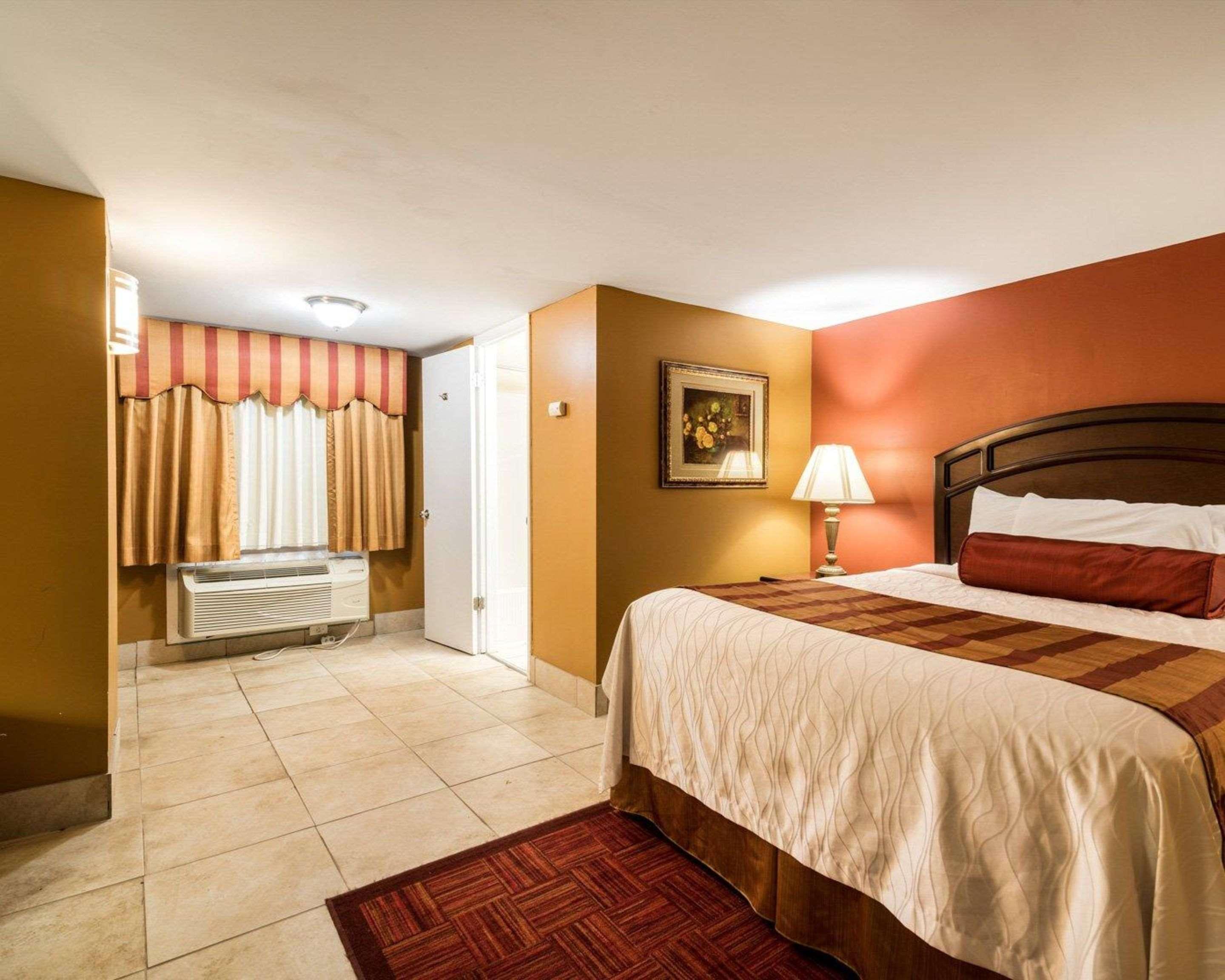 Rodeway Inn Weedsport Екстер'єр фото
