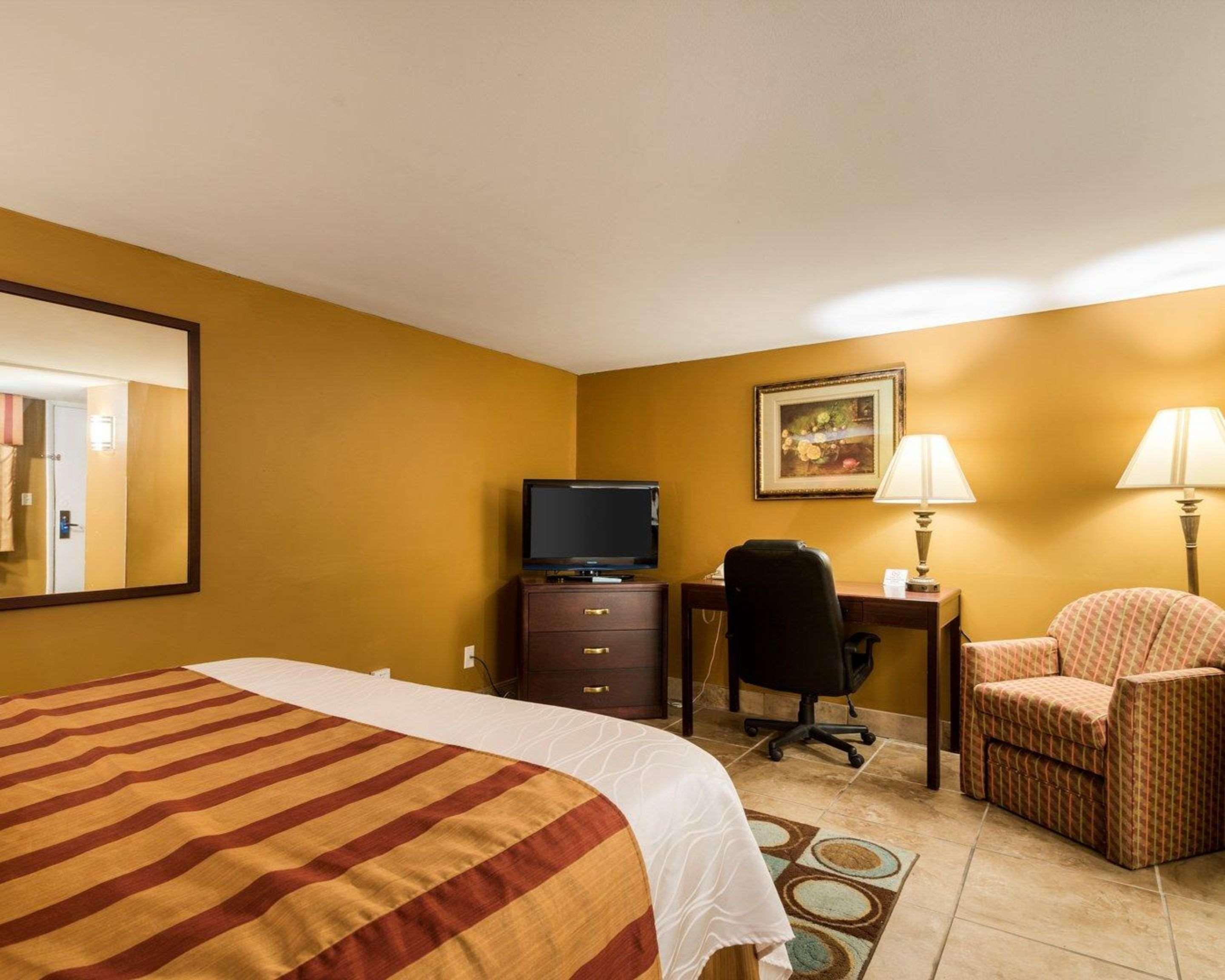 Rodeway Inn Weedsport Екстер'єр фото