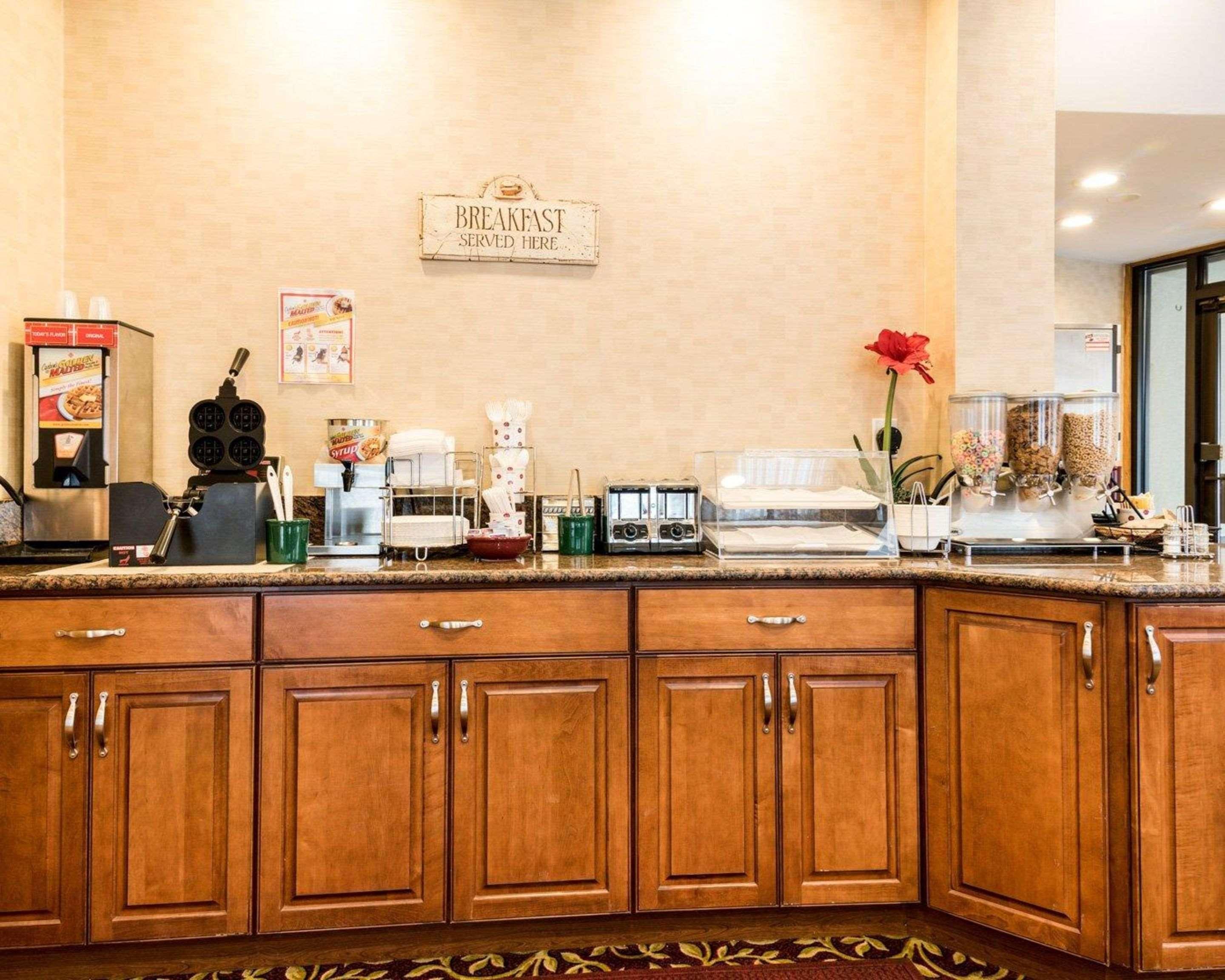 Rodeway Inn Weedsport Екстер'єр фото