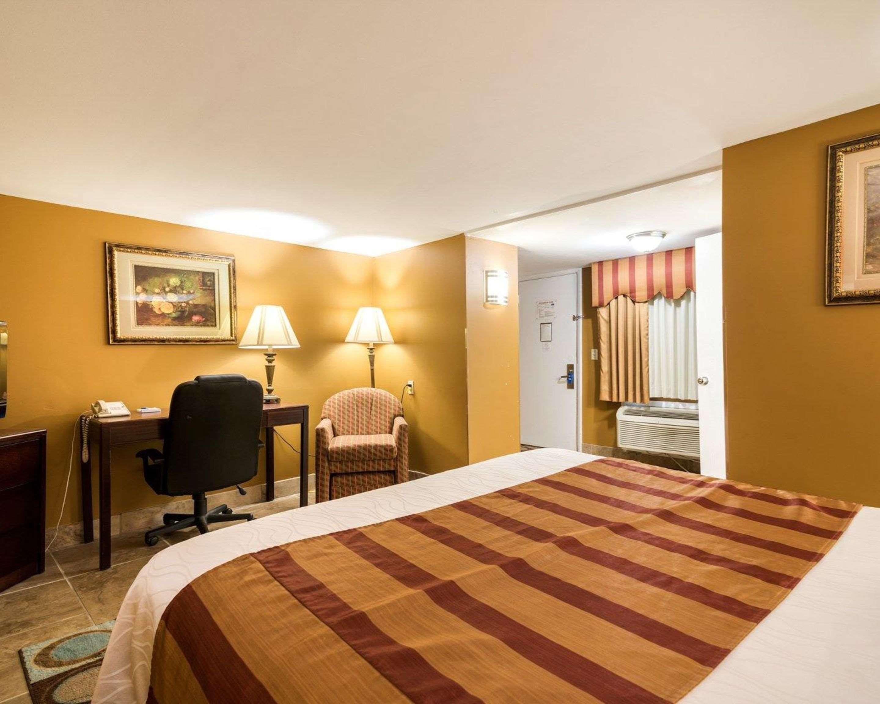 Rodeway Inn Weedsport Екстер'єр фото