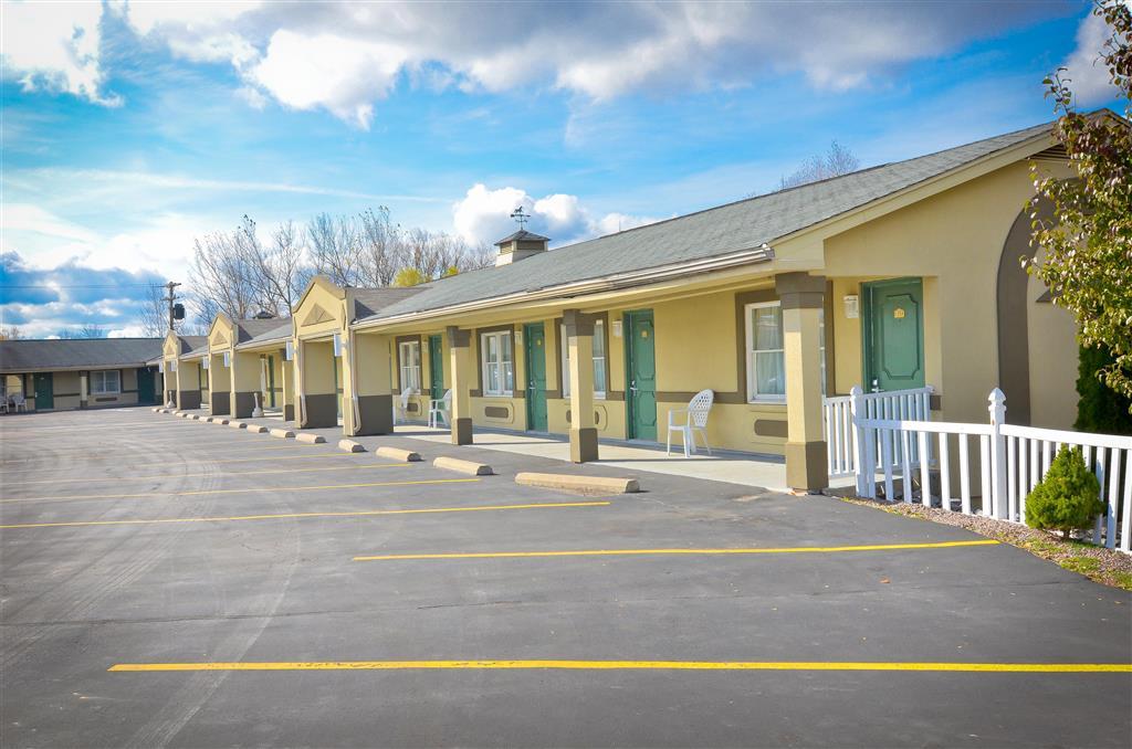 Rodeway Inn Weedsport Екстер'єр фото