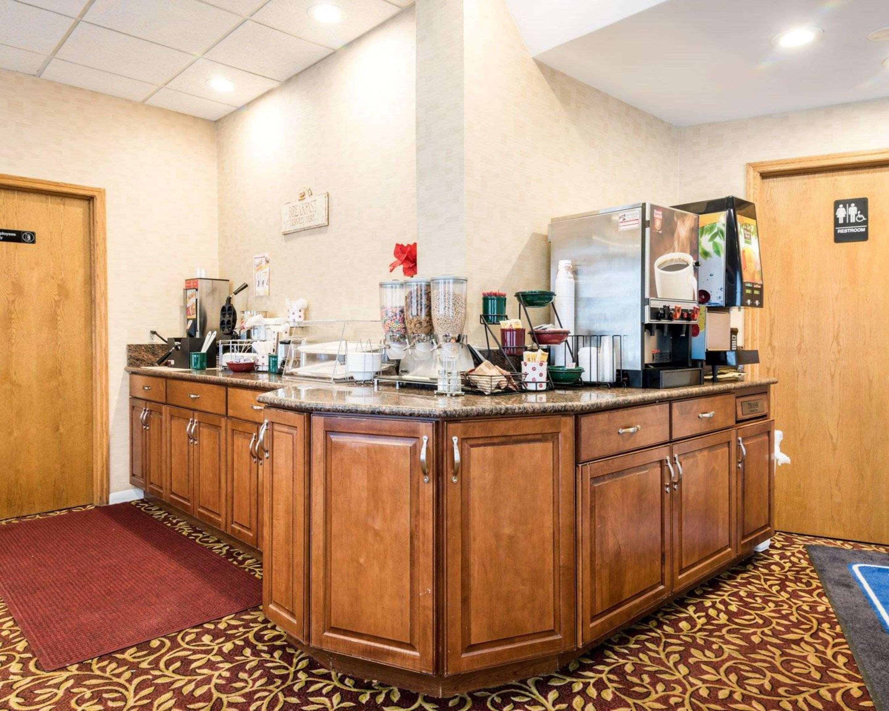 Rodeway Inn Weedsport Екстер'єр фото